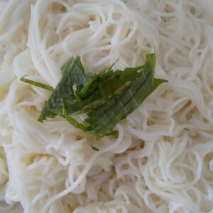 オリーブオイルとニンニクで素麺